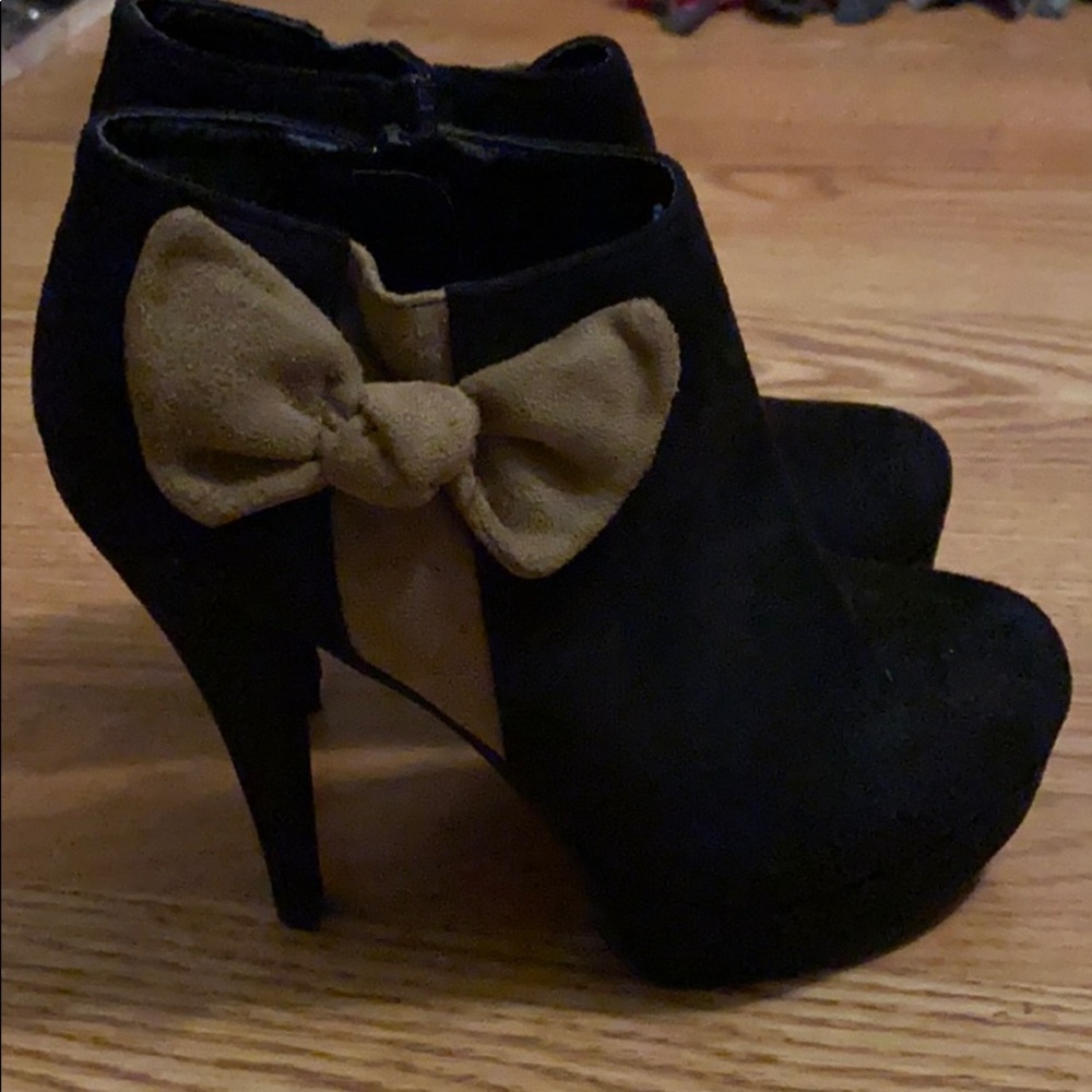 Black bootie with tan bow